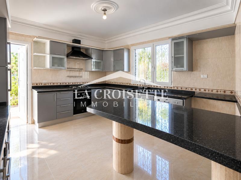 Villa S+4 avec piscine à La Soukra